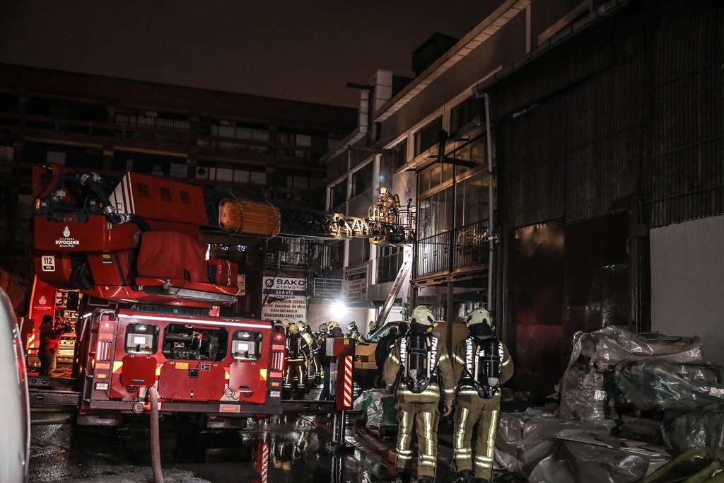 Zeytinburnu’nda İşyeri Yangını!