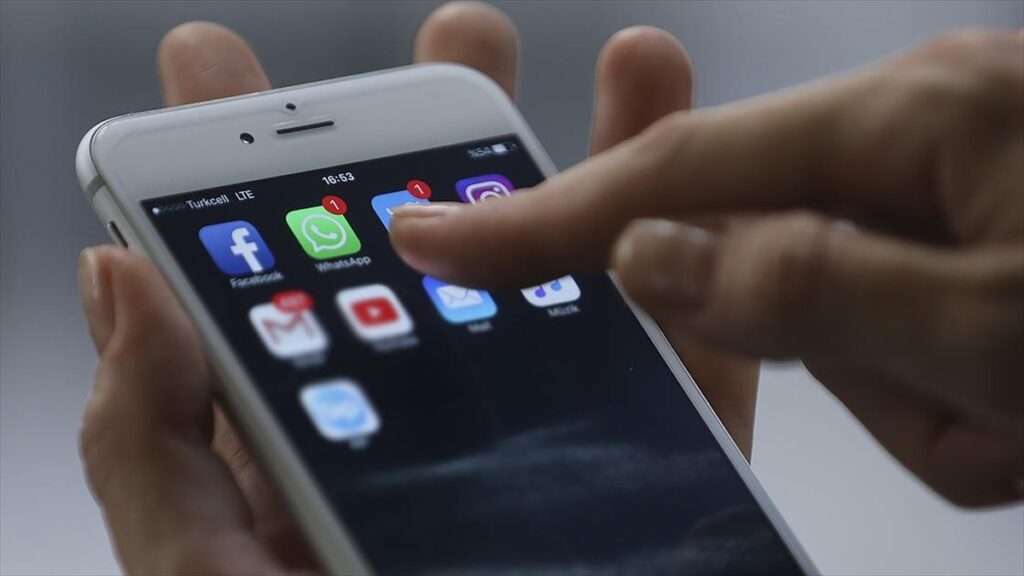 Facebook ve Instagram çöktü! Milyonlarca kullanıcı erişim sağlayamıyor