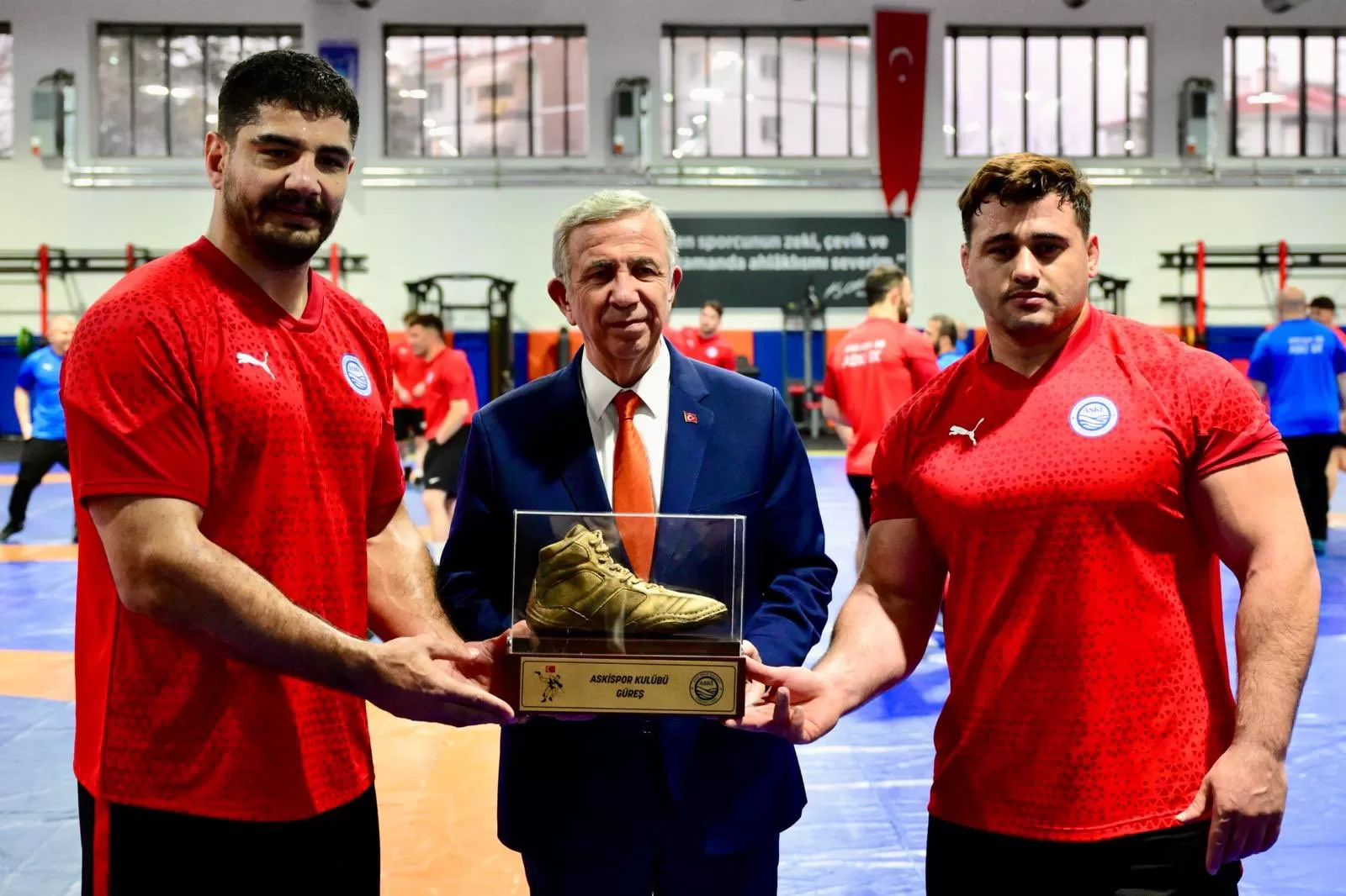 Mansur Yavaş Olimpiyatlara hazırlanan güreşçileri ziyaret etti