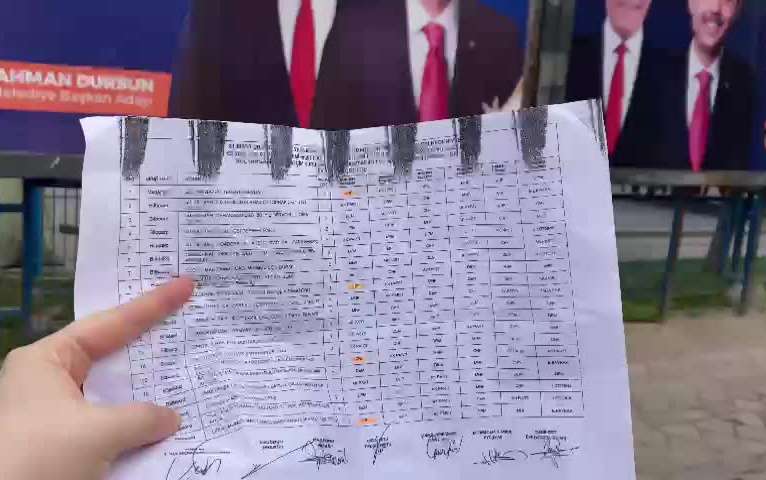 Sultangazi’de CHP’nin reklam panolarına AKP afişleri asıldı!