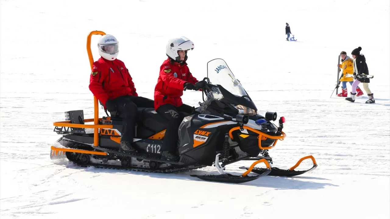 Hakkari’de JAK Timi kayakseverlerin güvenliğini sağlıyor