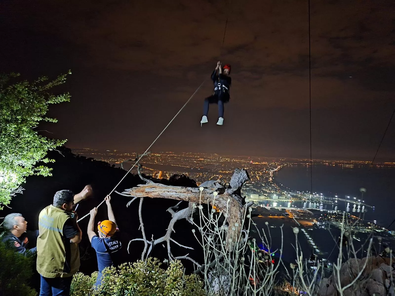 Antalya Tünektepe Teleferik hattında 25 kabin hava mahsur kaldı, Tahliye çalışmaları devam ediyor