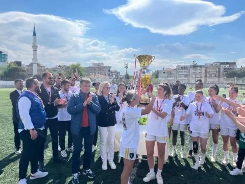 Kadınlar 1. Ligi’nde Şampiyon Ünye Gücü FK Kupasını Şafak Müderrisgil’den aldı