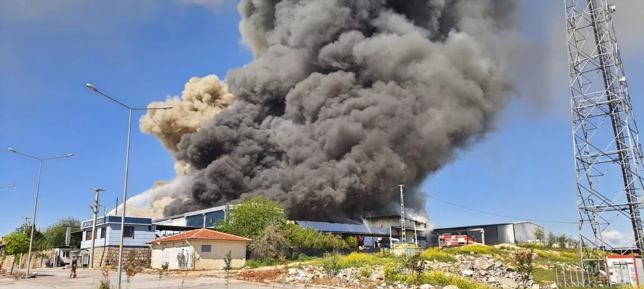 Şanlıurfa’da tekstil fabrikasında yangın: Maddi hasar meydana geldi