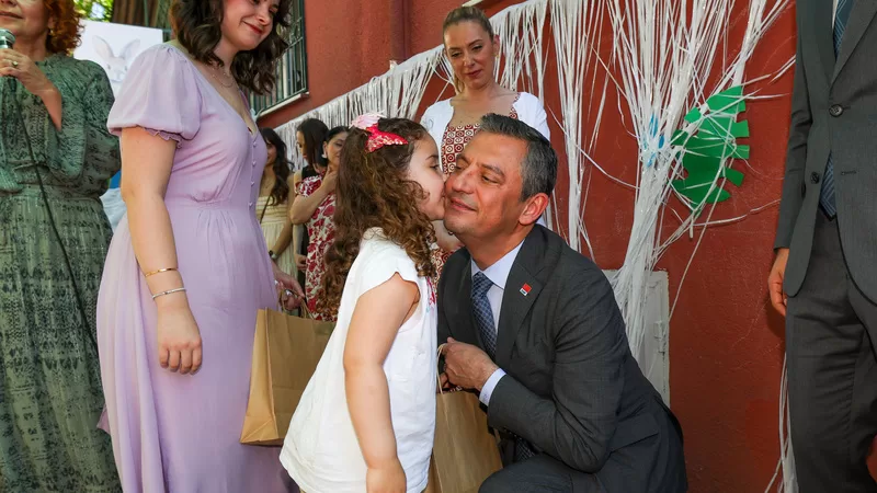 Özgür Özel, Tayfun Kahraman’ın kızı Vera’nın mezuniyet törenine katıldı