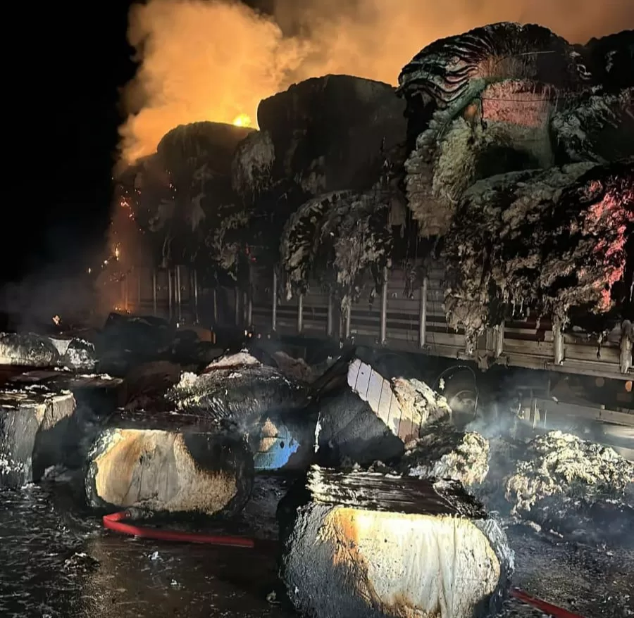 Şanlıurfa’da pamuk yüklü tır alev alev yandı!