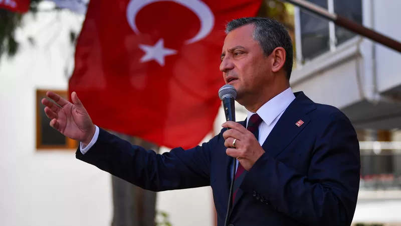 Özgür Özel: “Anayasa’nın ilk dört maddesine el uzatanın elini kıracağız”