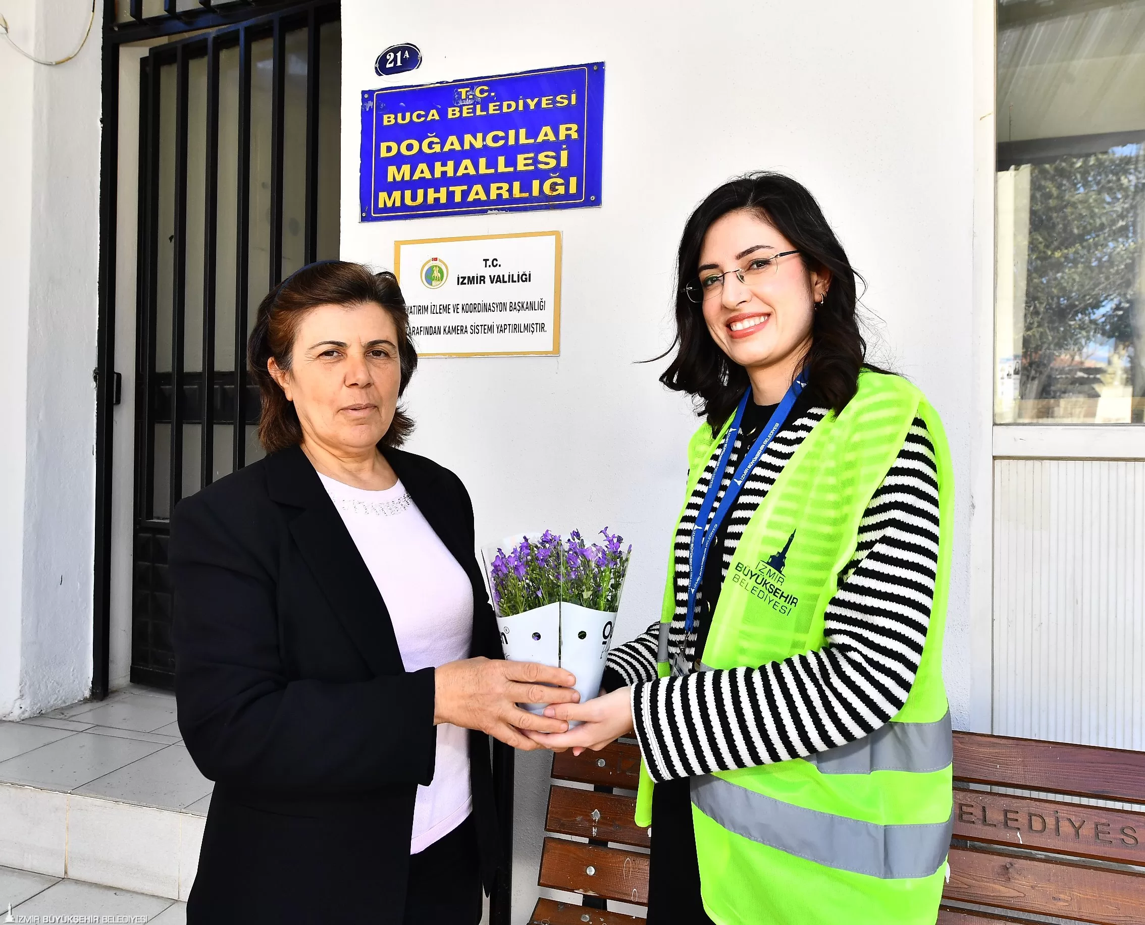 İzmir’de Kadın muhtarlara 8 Mart sürprizi: Mor çiçeklerle anlamlı kutlama