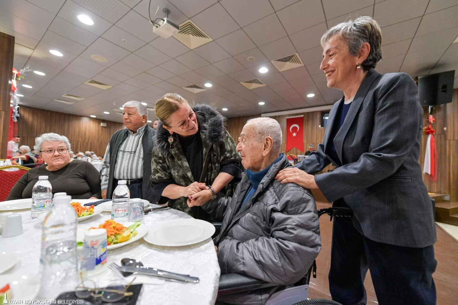 İzmir Büyükşehir Belediyesi’nden Huzurevi sakinlerine bereketli iftar sofrası