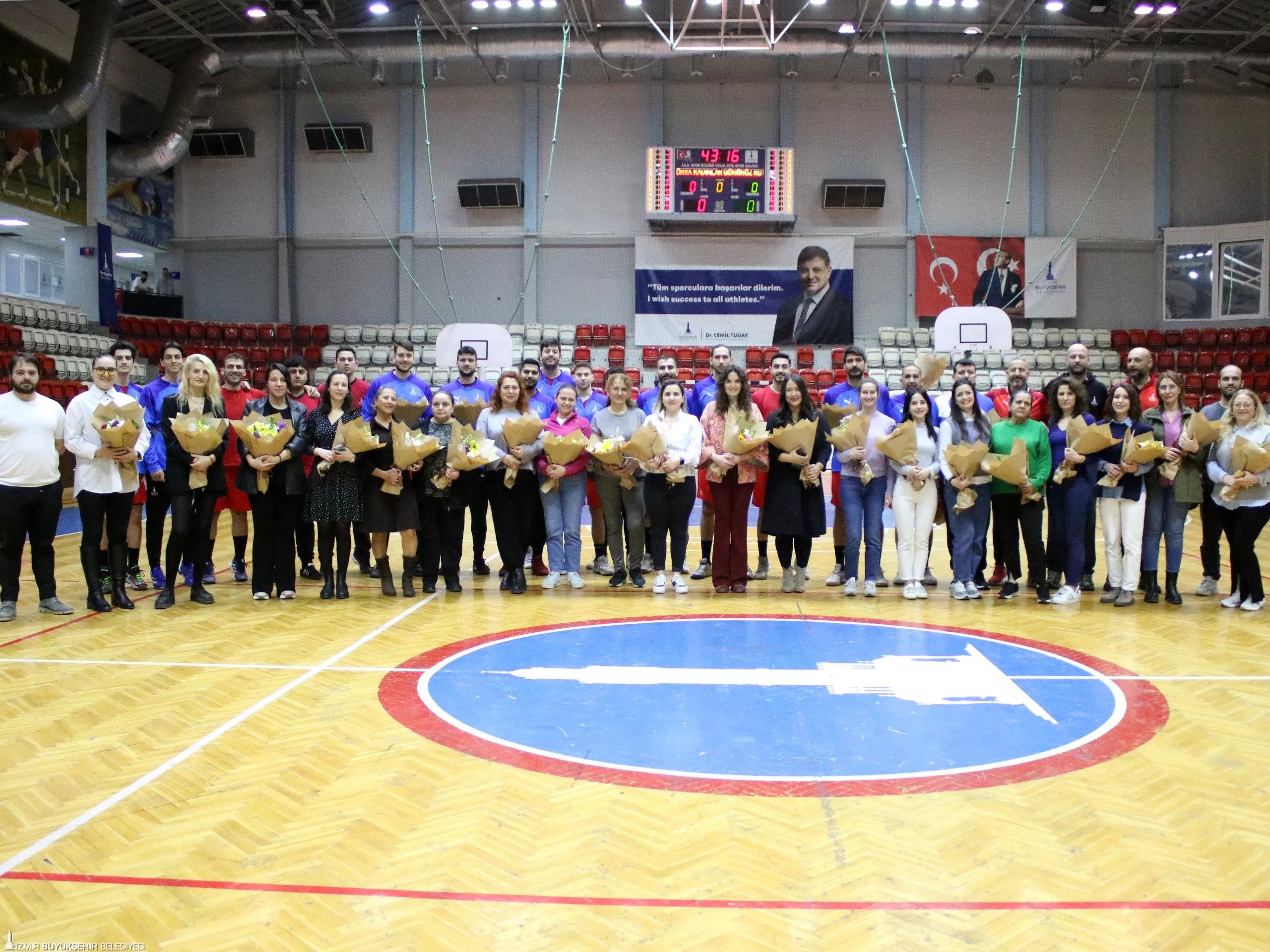 İzmirli erkek hentbolculardan 8 Mart’ta anlamlı jest: Kadın çalışanlara çiçek sürprizi