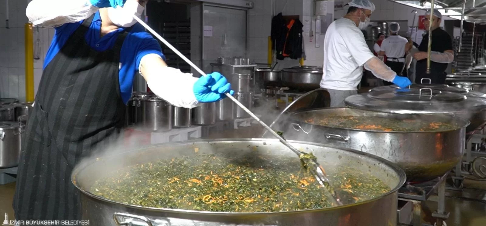 İzmir’de dayanışma noktaları Ramazan bereketini yayıyor