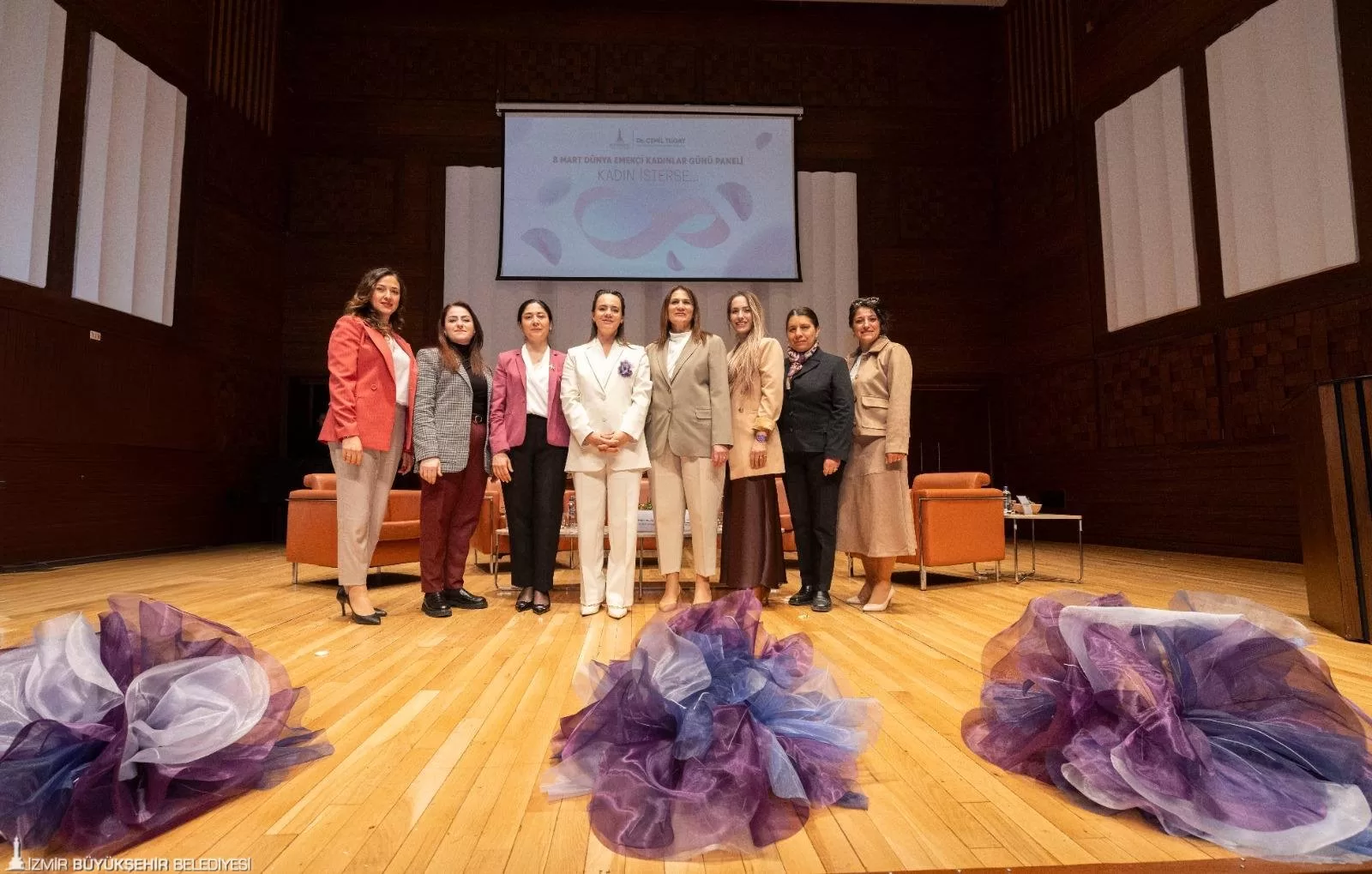 İzmir’de “Kadın İsterse” Paneli: Üreten kadınların ilham veren hikayeleri paylaşıldı