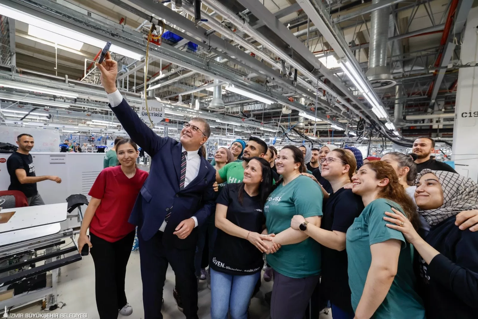 Başkan Tugay’dan Emekçi Kadınlara 8 Mart ziyareti