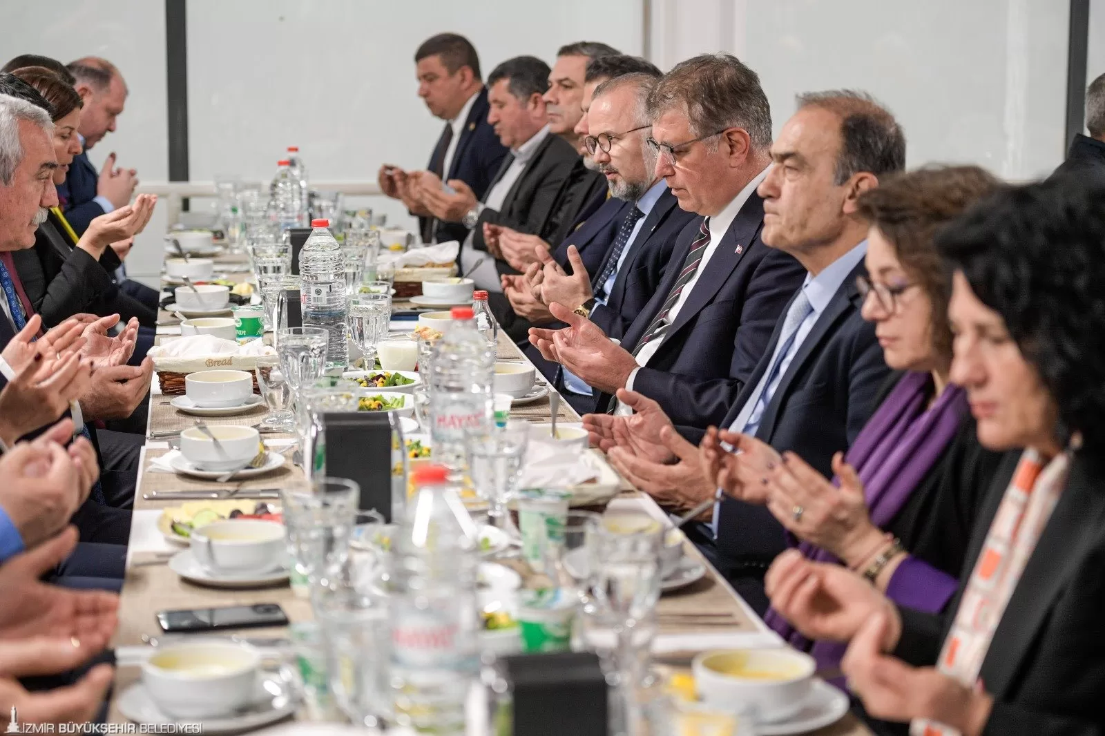 İzmir Büyükşehir Belediye meclisi Üyeleri Ramazan Sofrasında buluştu