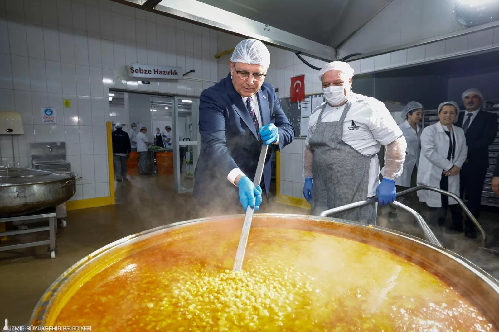 Başkan Tugay’dan aşevine ziyaret: İhtiyaç sahipleri için kepçe salladı