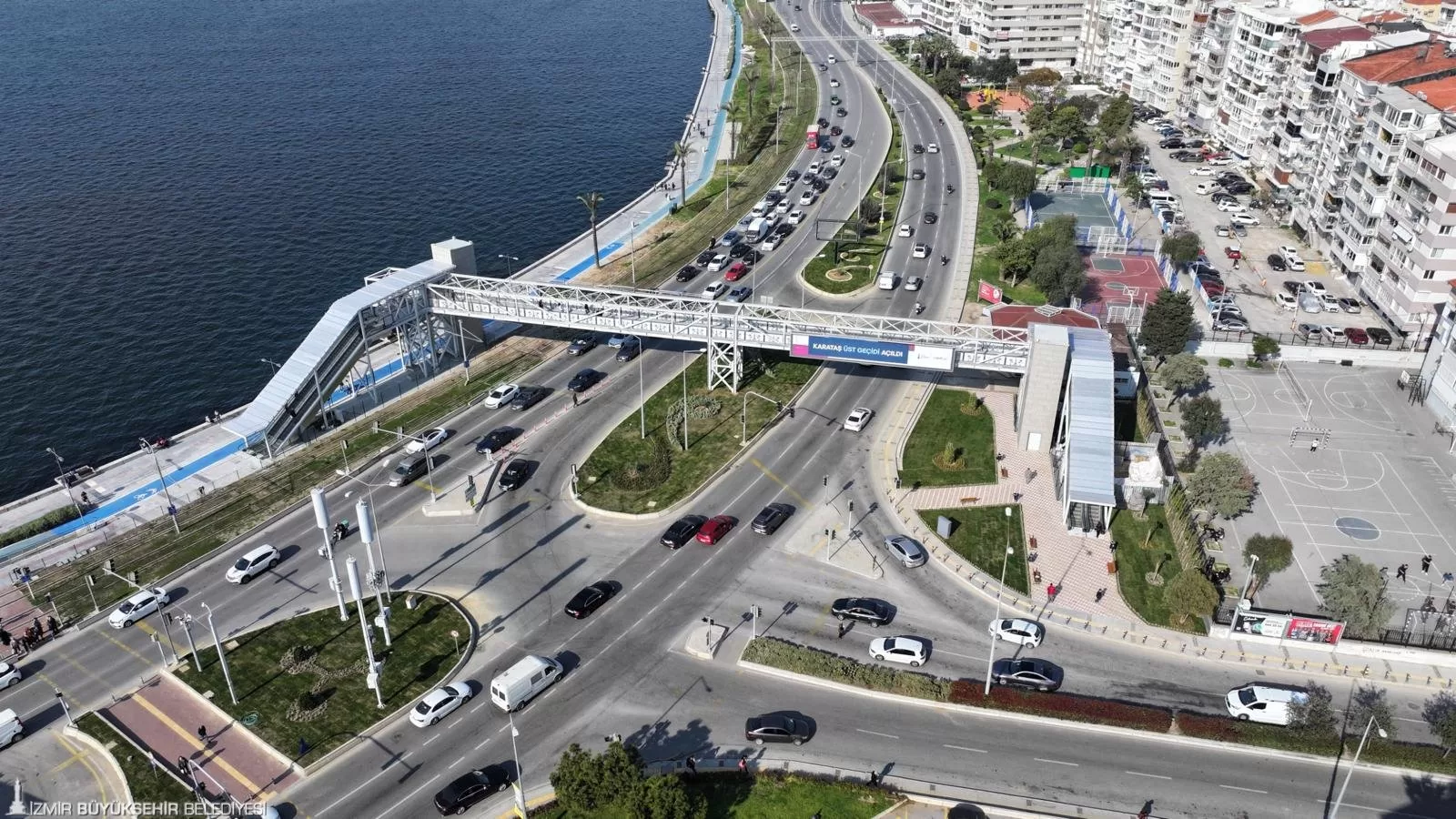 İzmir’de yeni yaya köprüsü hizmete girdi: Karataş üst geçidi trafiği rahatlatacak