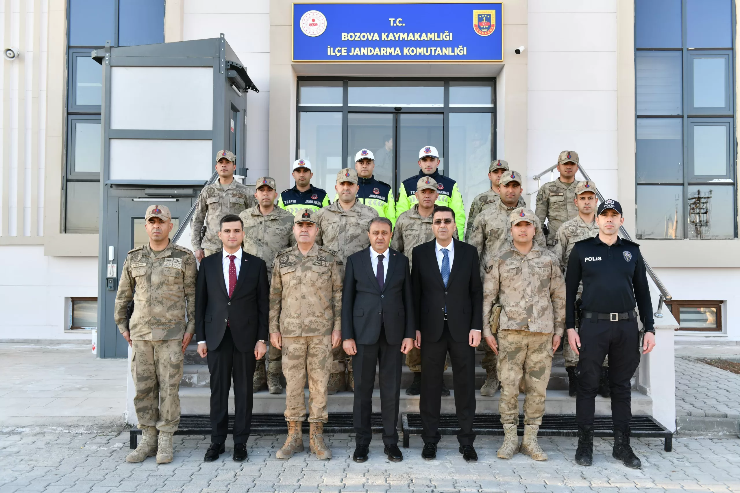 Şanlıurfa Valisi Şıldak, Yeni Bozova ilçe Jandarma Komutanlığı binasını inceledi