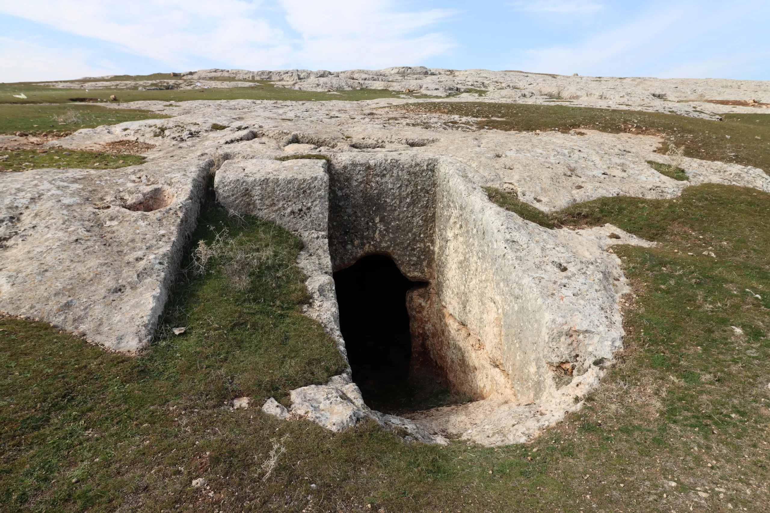 Şanlıurfa’da libasyon çukurlu kaya mezar gün yüzüne çıktı