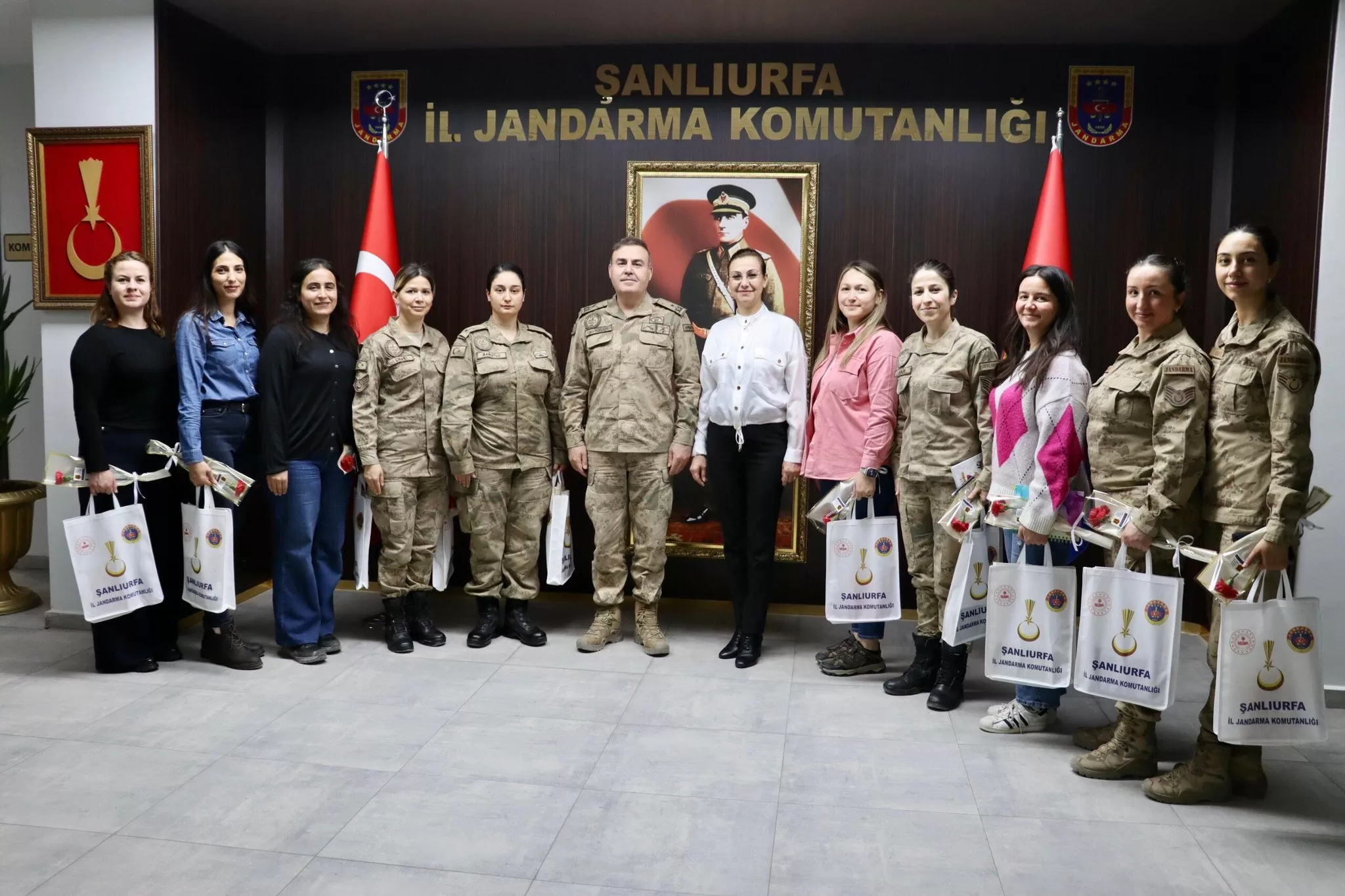 Şanlıurfa İl Jandarma Komutanı’ndan Kadın personeline 8 Mart kutlaması