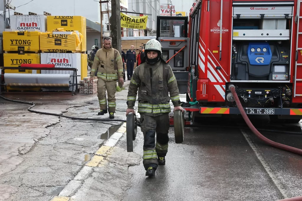 Sultanbeyli’de işyeri yangını: Maddi hasar meydana geldi