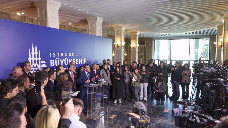 CHP Lideri Özel’den İmamoğlu’na destek ve sert eleştiriler: “Tarih önünde siz mahkumsunuz”