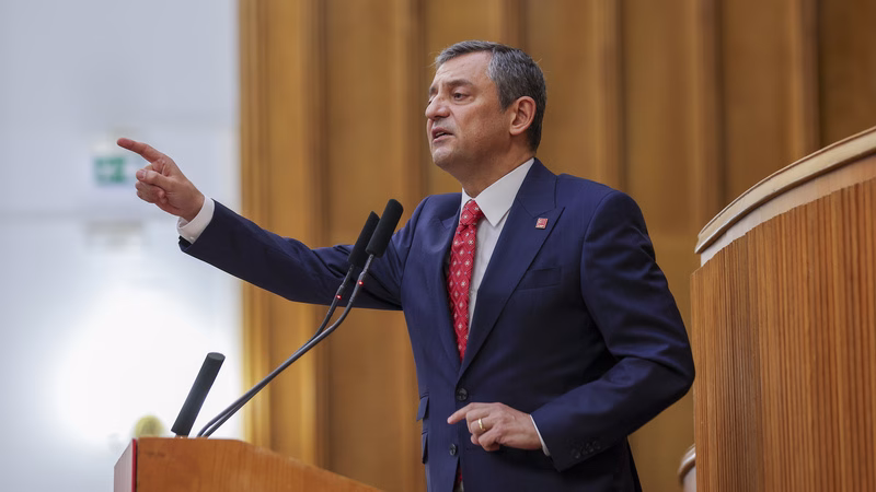 Özgür Özel “Bu yanlış hesabın idari yargıdan en kısa sürede dönmesini umuyorum”