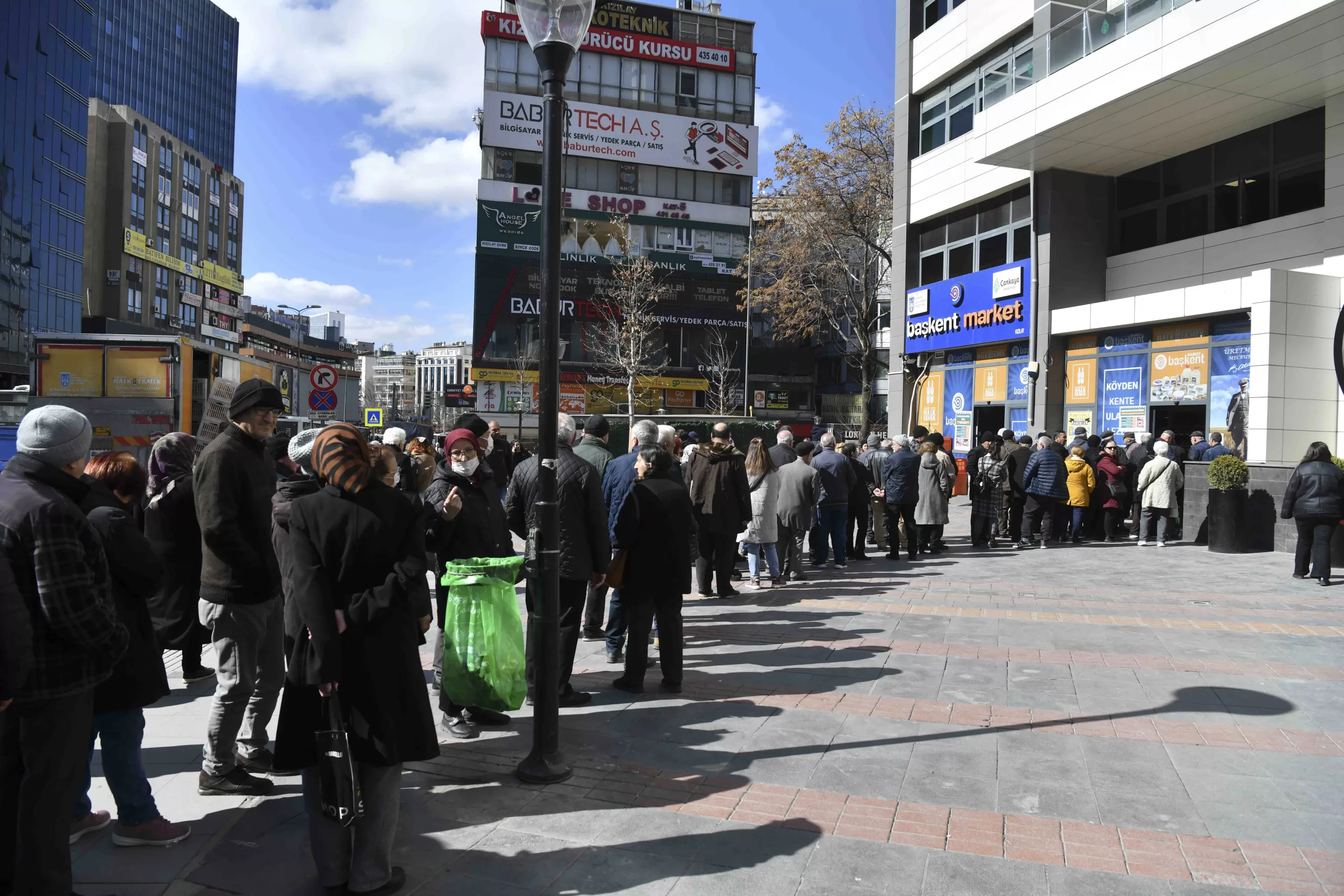 Başkent Market’in uygun fiyatlı et satışına yoğun ilgi