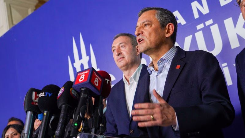 Özel’den Saraçhane’de sert açıklamalar: “Başarısız darbe girişimine karşı demokrasi devrimi”