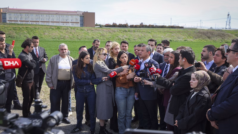CHP Lideri Özel, Silivri’de İmamoğlu ve Öğrencilerle bayramlaştı: “Kötü muamelenin hesabını soracağım”