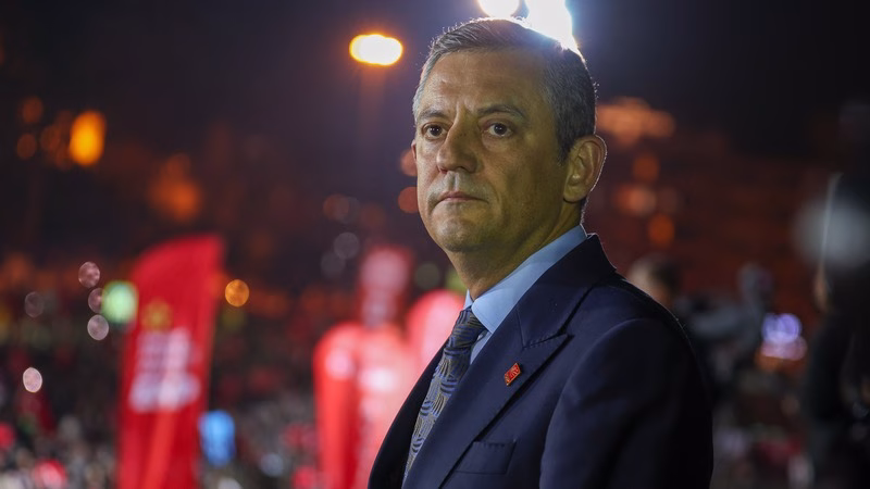 Özgür Özel’den sert tepki: “O küfrü kendi anneme edilmiş sayıyorum”