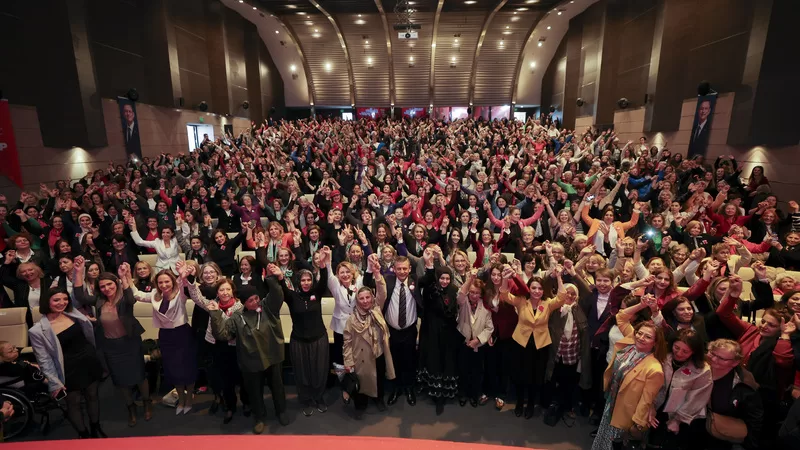 CHP lideri Özel’den 8 Mart mesajı: “Eşitlik artık hukuki gerçeklik, İstanbul Sözleşmesi için gelin, seçin, tarihe geçin”