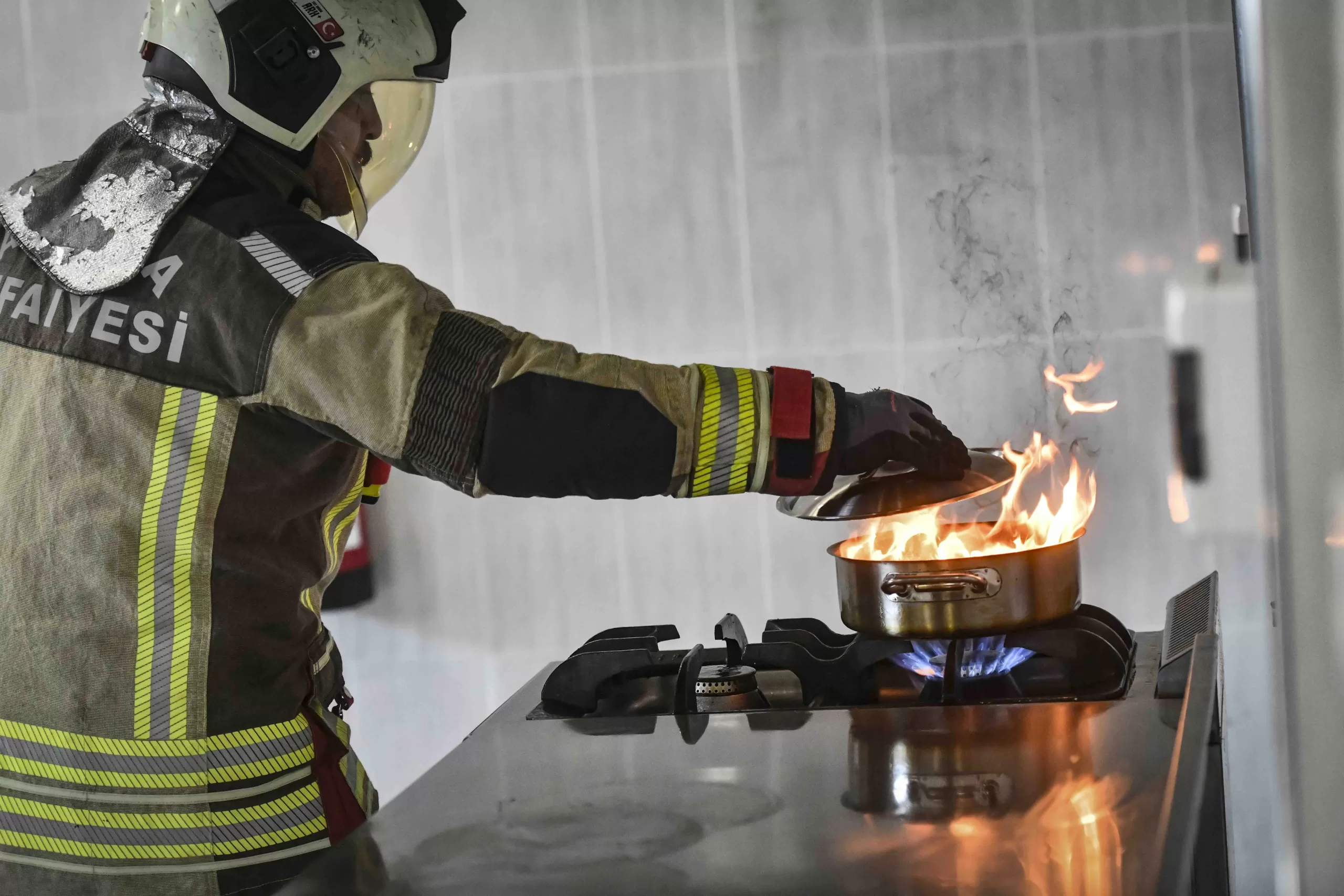 Ankara İtfaiyesi’nden hayati uyarı: Yanan yağa su dökmeyin!