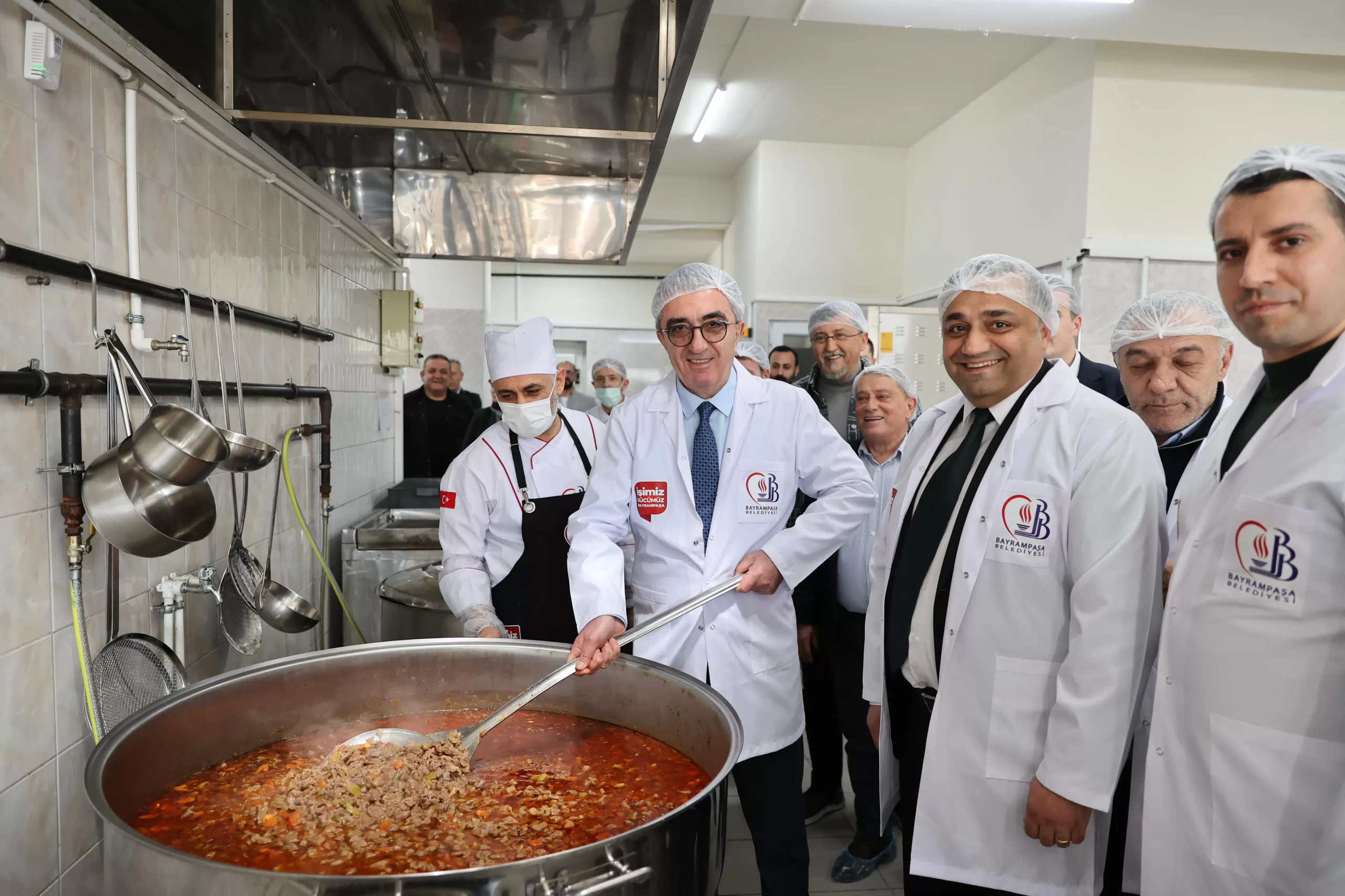 Bayrampaşa Belediyesi’nden ihtiyaç sahiplerine sıcak yemek desteği