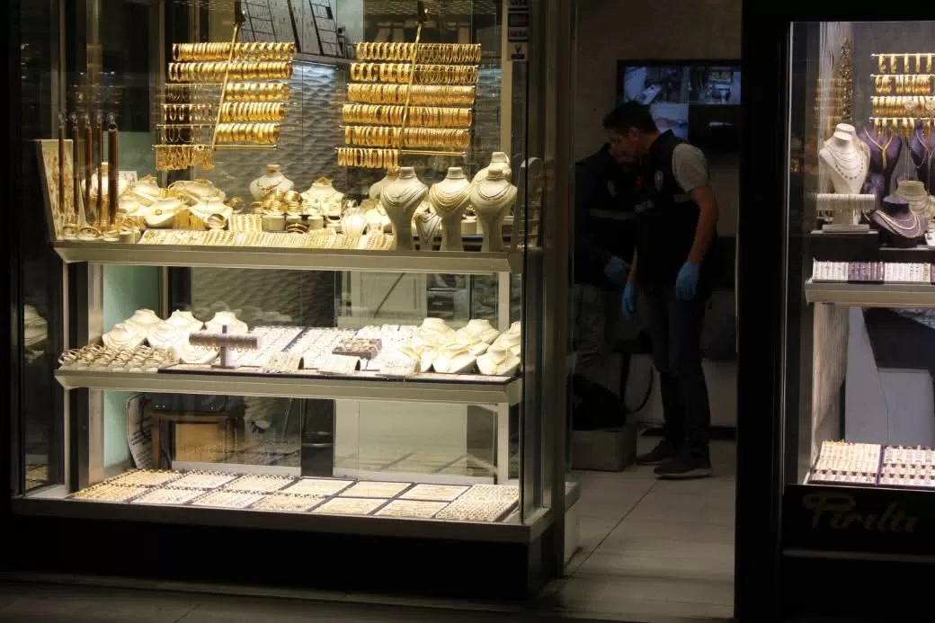 Kayseri’de yaşlı kadın kılığında soygun girişimi: Sarraf taşla yaralandı, Saldırgan tutuklandı