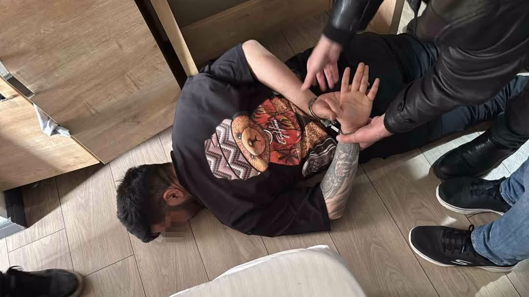 İzmir’de müşteri kılığında taksi şoförünü gasp eden saldırgan ve eşi otelde yakalandı