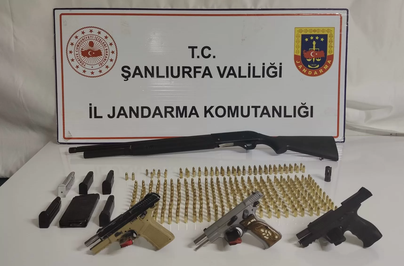 Şanlıurfa’da silah kaçakçılığı operasyonu: Çok sayıda silah ele geçirildi, 6 gözaltı