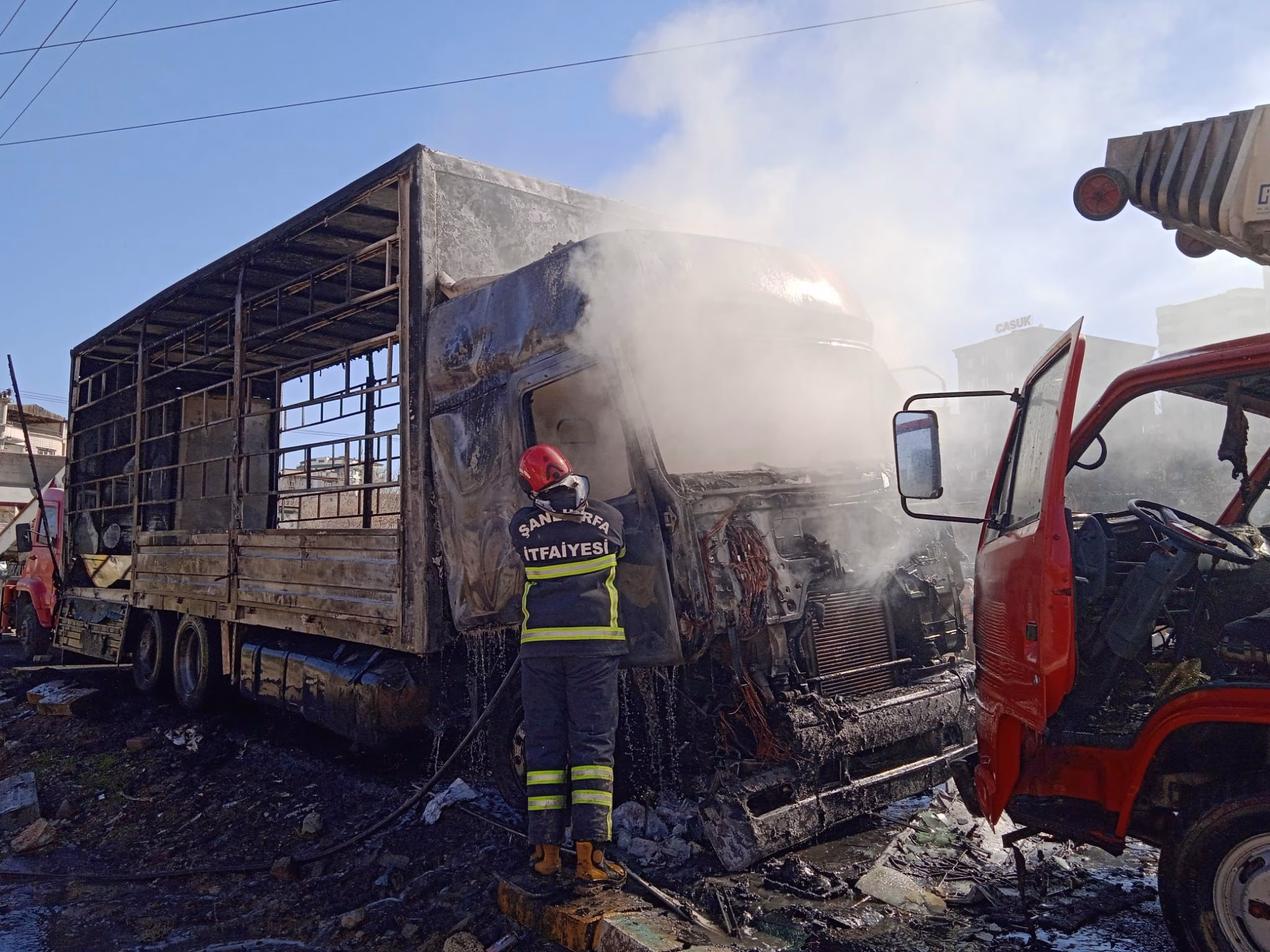 Şanlıurfa’da park halindeki kamyon alev alev yandı