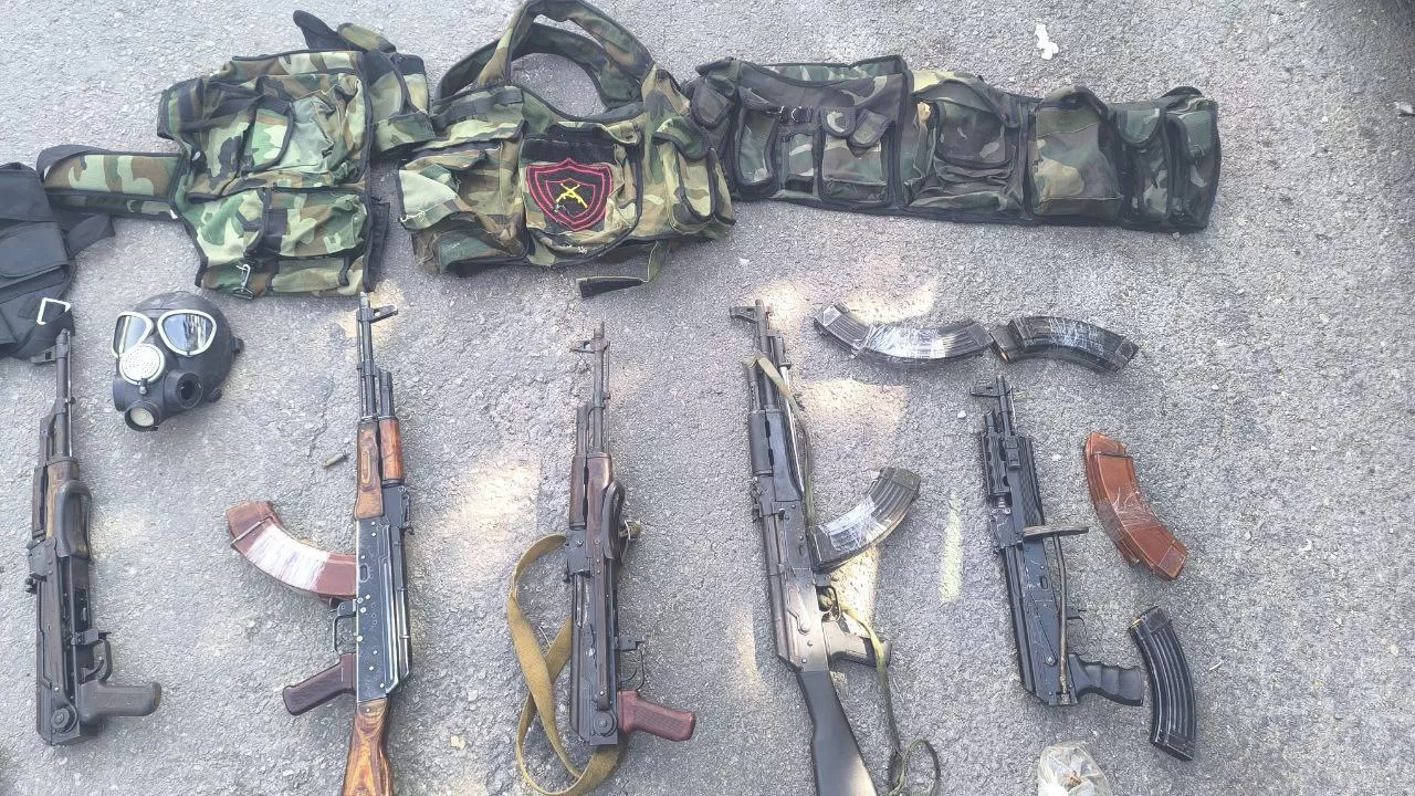 Lazkiye’de devrik rejim kalıntılarının silah deposu ele geçirildi