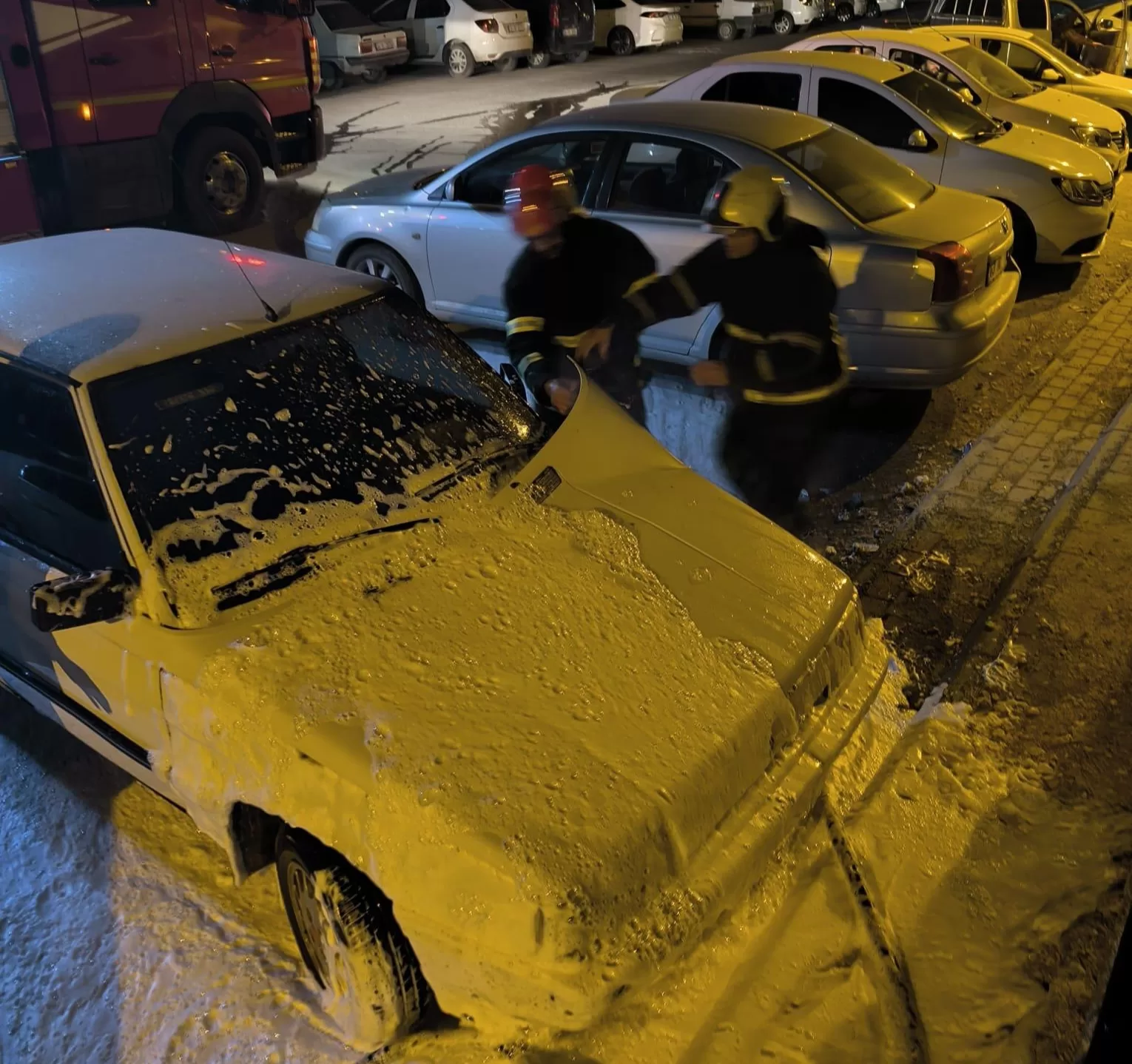 Şanlıurfa’da hastane otoparkında araç yangını