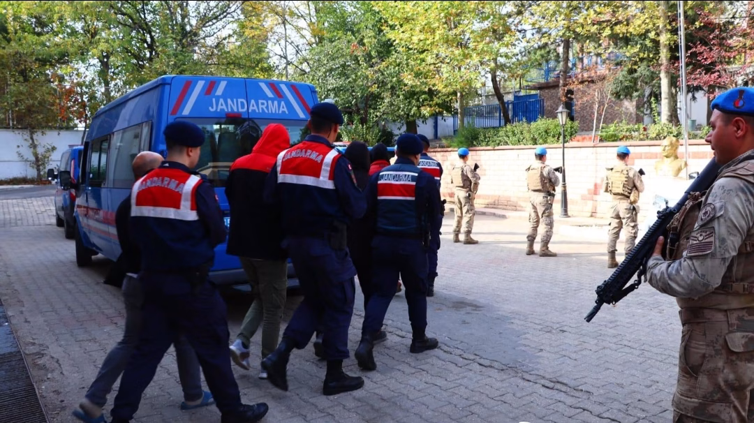 Yasa dışı yollarla yurt dışına kaçmaya çalışan 25 şüpheliden 13’ü tutuklandı