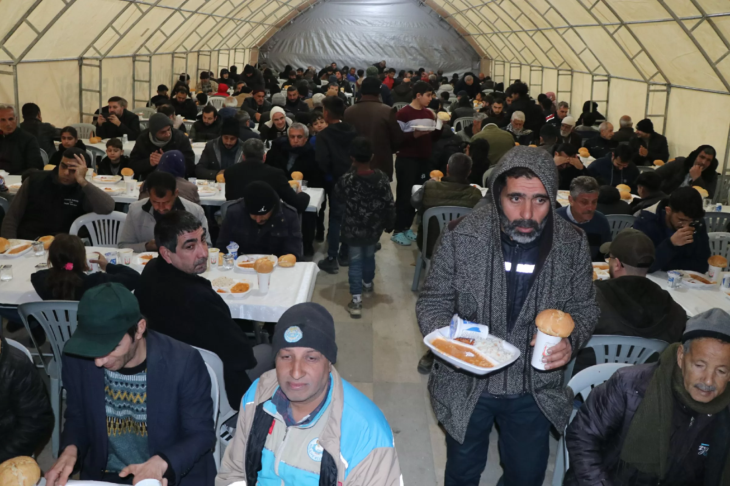 Şanlıurfa Büyükşehir Belediyesi’nden ramazan sofraları: İftar çadırları şehrin kalbinde kuruldu