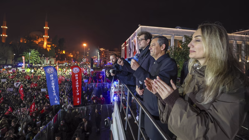 Özel’den Saraçhane’de miting: “Dayanışma sandıklarında 13 milyon oy kullanıldı, Erdoğan’ın meşruiyeti tartışmalı hale geldi”