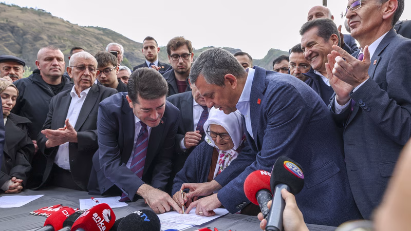 Özgür Özel’den Trabzon’da İmamoğlu için imza kampanyası çağrısı