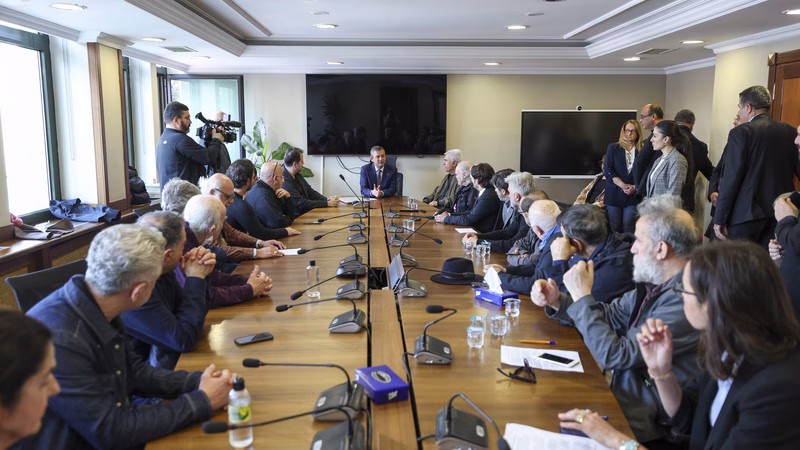 CHP Lideri Özel’e Saraçhane’de yoğun destek ziyaretleri