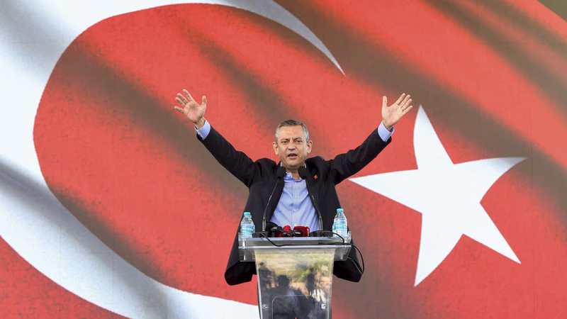 Özel’den Saraçhane’de 31 mart mesajı: “Erdoğan bir cuntanın başkanıdır, Adayımıza ve sandığımıza sahip çıkacağız”