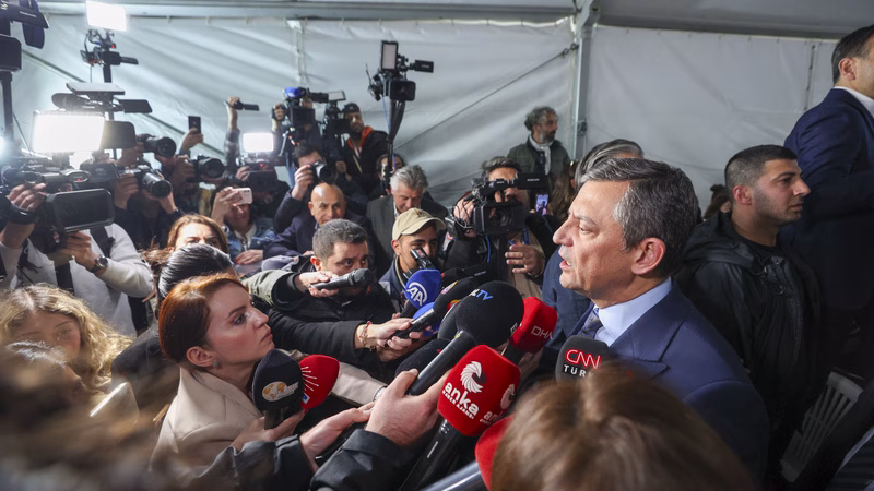 Özgür Özel: “Millet, darbeyi dayanışma sandıklarında püskürtüyor “