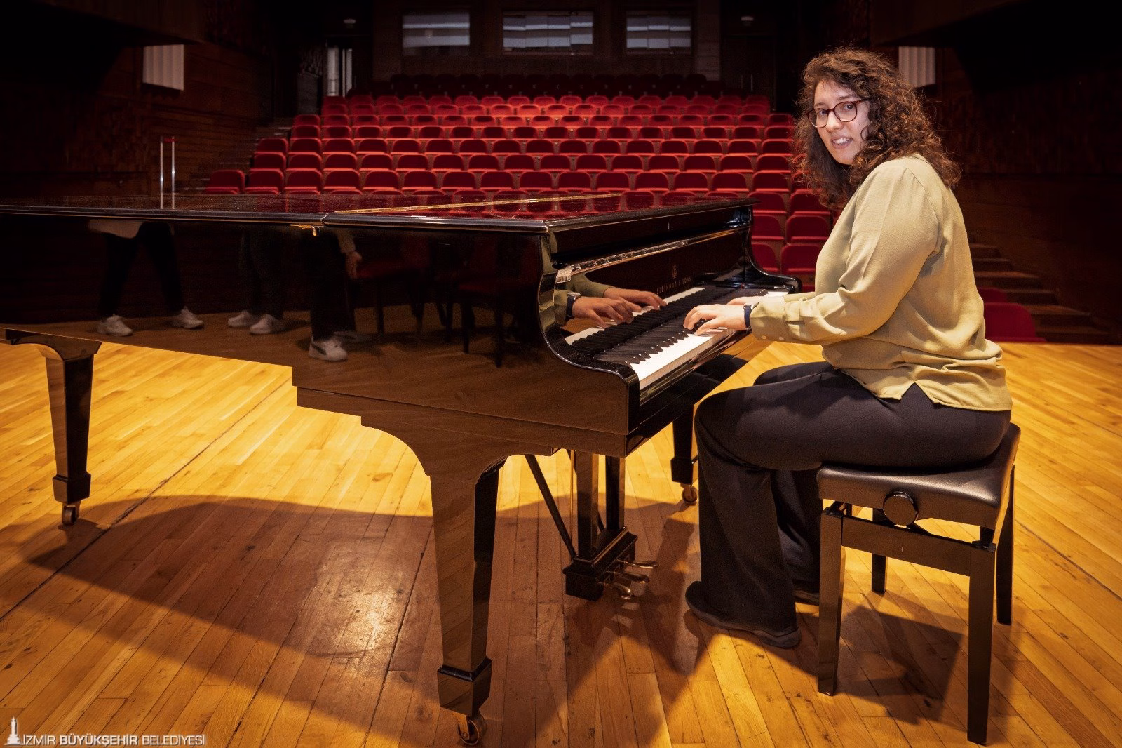 Otizmli Müzisyen Özge Çeltik Hem sahnedeki başarısıyla hem de mücadelesiyle ilham veriyor