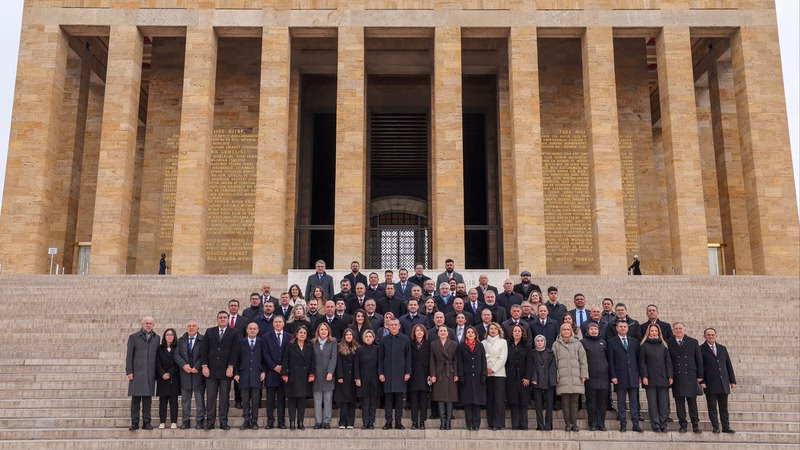 Özgür Özel yeni yönetimiyle Anıtkabir’de: “Milletimiz İmamoğlu’na darbe girişimine geçit vermedi”