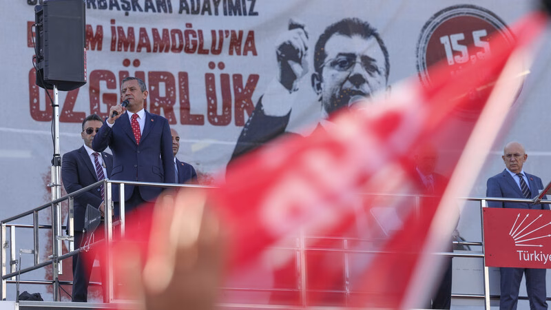 Özel’den Erdoğan’a çok sert sözler: “Cunta başı, Seni ne ABD kurtarır ne Trump!”