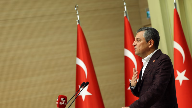 Özgür Özel: “Muhatabım Cumhurbaşkanı değil, Cunta Başkanıdır” – Kurultay pazar günü, Yüzbinlere çağrı